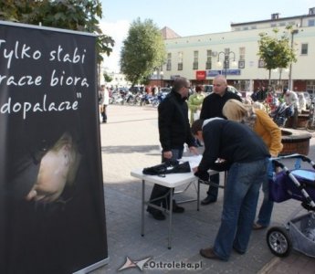 Ostrołęczanie przeciw dopalaczom! Zebrano ponad 600 podpisów pod projektem obywatelskiej uchwały zakazującej handlu dopalaczami w naszym mieście (WIDEO, ZDJĘCIA)