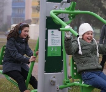 Montują siłownie pod chmurką (zdjęcia, wideo)