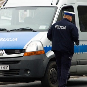 Rzekuń: Po pijanemu wjechał ciągnikiem w budynek i uciekł. Miał niemal 4 promile