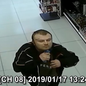 Policji w Łomży poszukuje sprawcy kradzieży rozbójniczej [ZDJĘCIA]
