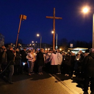 Wielki Piątek. Nabożeństwa drogi krzyżowej na ulicach Ostrołęki [ZDJĘCIA]