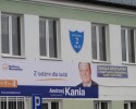 Billboard posła Kani na liceum: „Nie ma możliwości umieszczania plakatów na terenie szkoły”
