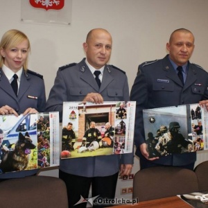 „Służby Dzieciom 2016”: Już jest charytatywny kalendarz przygotowany przez ostrołęcką policję [ZDJĘCIA]