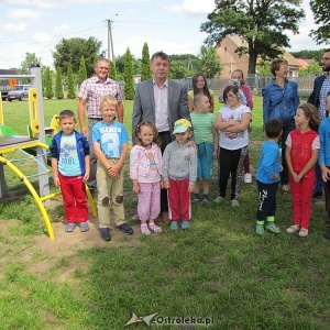 Nowe place zabaw w Teodorowie, Przytułach i Rozworach [ZDJĘCIA]