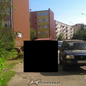 Ostrołęka: Mistrz parkowania zaatakował leciwą „beemką” przy Prądzyńskiego [ZDJĘCIA]