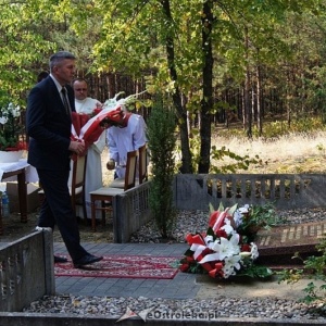 Białobrzeg Bliższy: Uroczyste odsłonięcie odnowionej tablicy epitafijnej [ZDJĘCIA]