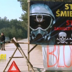 „Dlaczego składują tam śmieci?” - TVN o wysypisku należącym do MPK z Ostrołęki [WIDEO]
