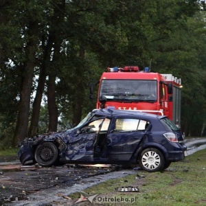 Wypadek pod Myszyńcem. Po czołowym zderzeniu opla z przyczepką DK-53 jest zablokowana [ZDJĘCIA]