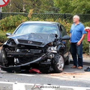 Ostrołęka: Wypadek przy wjeździe na „stary most”. Jedna osoba trafiła do szpitala [ZDJĘCIA]