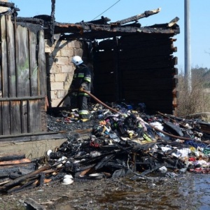 Pożar drewnianego domu. W płomieniach zginął 58-latek [ZDJĘCIA]
