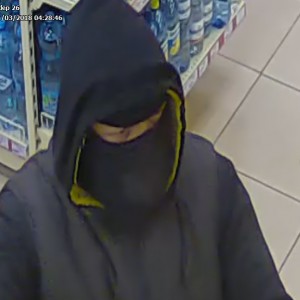 Ten mężczyzna napadł na stację paliw. Poszukuje go ciechanowska policja [FOTO]