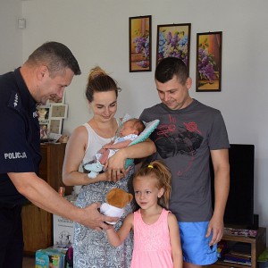 Wyszków: Policjanci pomogli kobiecie, która zaczęła rodzić w samochodzie [ZDJĘCIA]