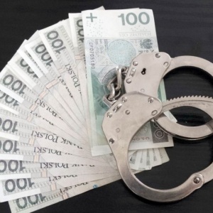 W imieniu pijanego kolegi chciał przekupić policjantów