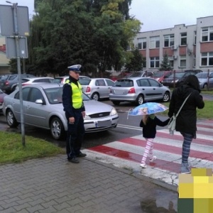 Uwaga na przejściach dla pieszych. Trwa policyjna akcja „Bezpieczna droga do szkoły”