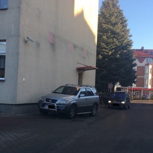 Mistrz Parkowania przed pustym, szkolnym parkingiem [ZDJĘCIA]
