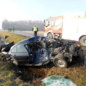 Śmiertelny wypadek na krajowej 63. Nie żyje 30-latek [ZDJĘCIA]