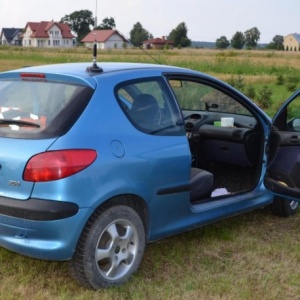 Pijany 25-latka ukradł samochód. Zatrzymany po pościgu