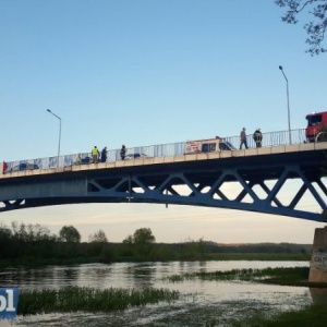 Młoda kobieta chciała skoczyć do Narwi