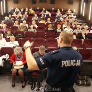O bezpieczeństwie, oszustach i kieszonkowcach z ostrołęckimi seniorami [ZDJĘCIA]