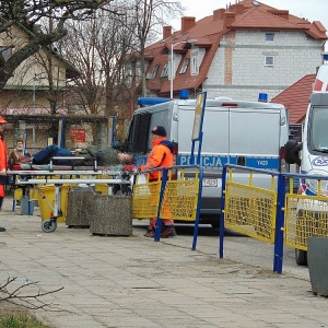 Mężczyzna zasłabł na dworcu PKS. Niezbędna okazała się pomoc pogotowia i policji [ZDJĘCIA]