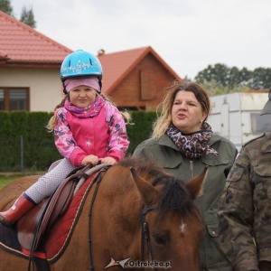 Przedszkolaki z Krainy Misiów w stadninie koni Mustang [ZDJĘCIA]