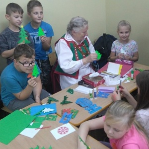Warsztaty dla dzieci „Boże Narodzenie w wycinance kurpiowskiej” [ZDJĘCIA]