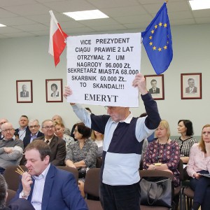 Słynny emeryt znów w akcji. Kolejny happening z transparentem! [ZDJĘCIA]