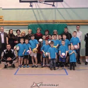 Nowe koszulki i piłki dla amatorskich juniorów z Wojciechowic [ZDJĘCIA]