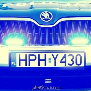 Młody kierowca bmw wjechał pod pociąg. Auto doszczętnie spłonęło