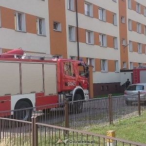Ostrołęka: Strażacka interwencja w bloku przy Gorbatowa [ZDJĘCIA]
