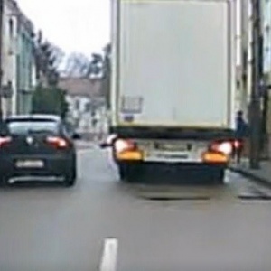 Kosztowny przejazd tirem przez Stare Miasto [WIDEO]