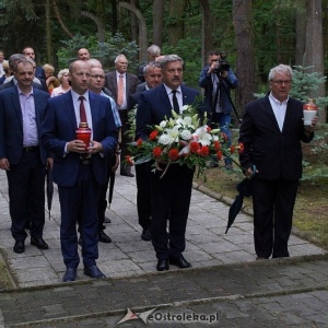 Ostrołęczanie oddali hołd ofiarom zbrodni wołyńskiej [WIDEO, ZDJĘCIA]