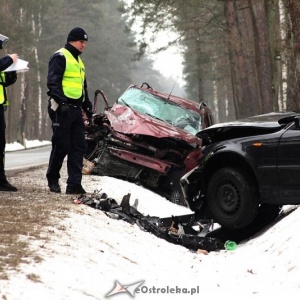 „Czołówka” w Borowcach pod Ostrołęką. Dwie osoby trafiły do szpitala [ZDJĘCIA, WIDEO]