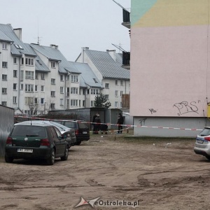 Zwłoki mężczyzny na klatce schodowej w centrum Ostrołęki