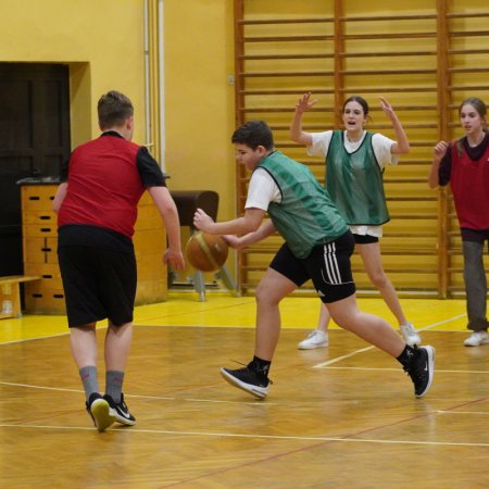 Koszykowe Mikołajki w “Jedynce”. Zacięta rywalizacja w duchu fair-play [ZDJĘCIA]
