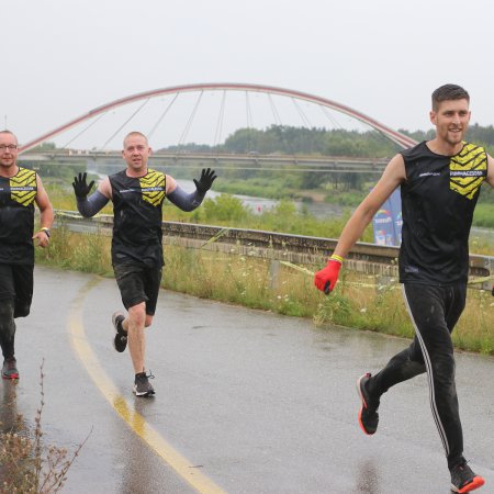 Runmageddon 2023 Ostrołęka: Sportowe święto w deszczu [WIDEO, ZDJĘCIA]