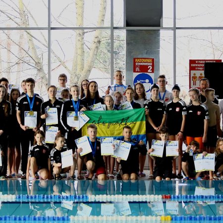 Pływacy UKS Piątka Ostrołęka z imponującym dorobkiem medalowym
