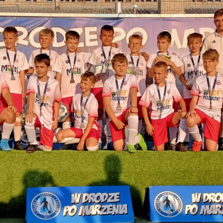 Sukces młodych piłkarzy APN Ostrołęka. Antoni Szatanek MVP turnieju