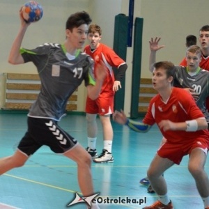 W Ostrołęce nauczą dzieci gry w piłkę ręczną