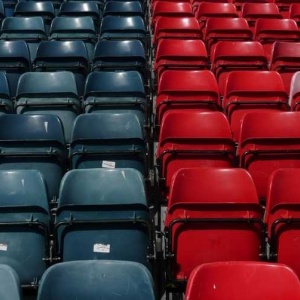 Mecze na stadionach Legii i Lecha bez kibiców