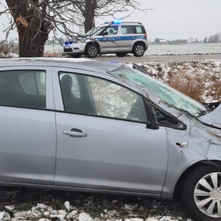 Drogi w powiecie ostrołęckim śliskie jak lód. Kolizja z udziałem 18-latki [ZDJĘCIA]