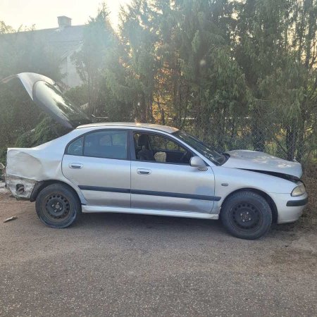 Oto skutki jazdy na “podwójnym gazie”: Rozbite auto, uszkodzony przystanek, słup energetyczny, ogrodzenie i dach domu. [ZDJĘCIA]