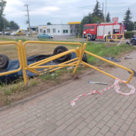 Wypadek na drodze wojewódzkiej. Jedna osoba przewieziona do szpitala [ZDJĘCIA]