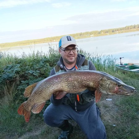 Szczupak-gigant w Wykrocie. Pan Marcin wyłowił wielką rybę