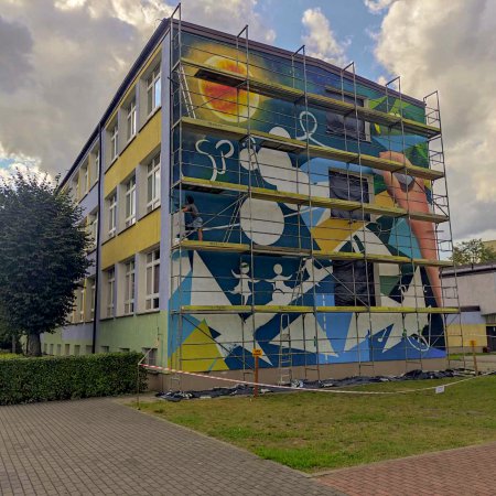 W Ostrołęce powstaje kolejny mural! Zapowiada się świetnie [ZDJĘCIA]
