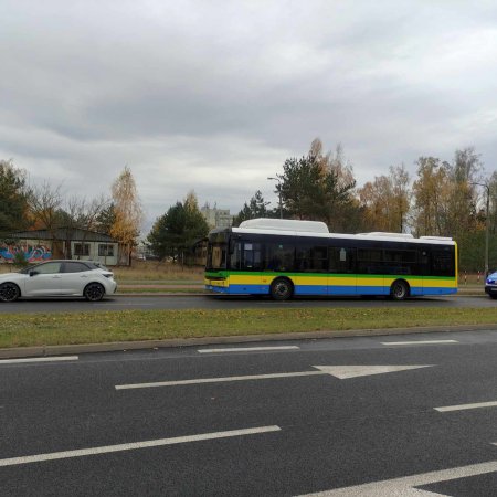 Autobus miejski z pasażerami na pokładzie zderzył się z toyotą. Sprawca ukarany wysokim mandatem [ZDJĘCIA]