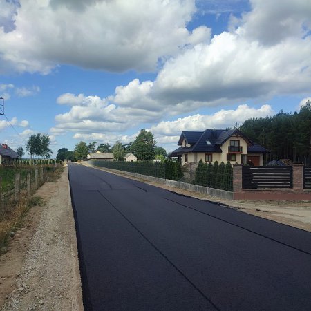 W Brzozówce leją asfalt. Bliski koniec inwestycji [ZDJĘCIA]