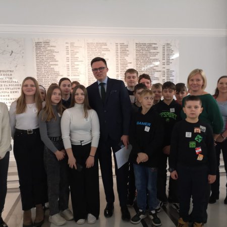 Uczniowie z Warmiaka i Pupkowizny z wizytą w Sejmie. Spotkali... marszałka Hołownię!