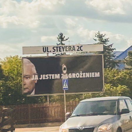 "Ja jestem zagrożeniem". Billboard z Kaczyńskim w Ostrołęce. To kampania KO