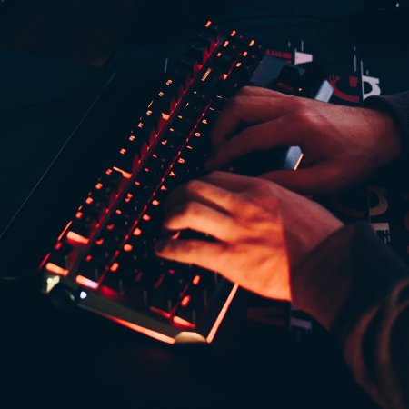 Prosta sztuczka, ogromna strata: Mieszkaniec powiatu ostrołęckiego oszukany w sieci